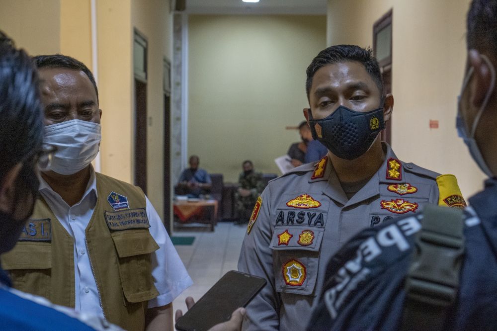 Kapolres Probolinggo AKBP Teuku Arsya Khadafi saat memberikan keterangan pada media terkait Kasada