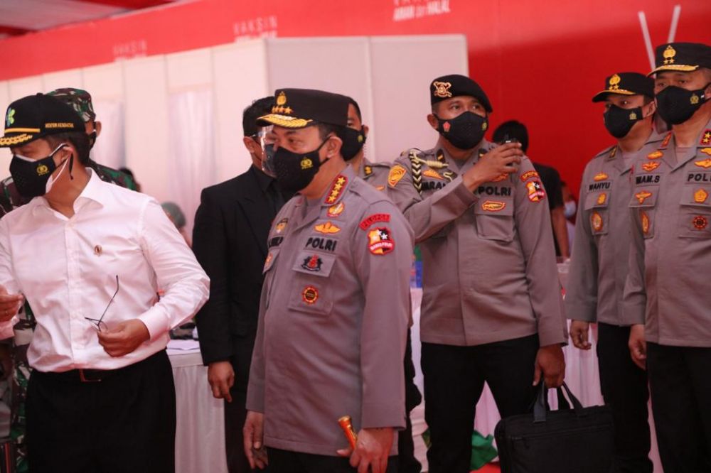 Kapolri Jenderal Listyo Sigit Prabowo saat meninjau langsung vaksin massal jelang HUT Bhayangkara ke-75