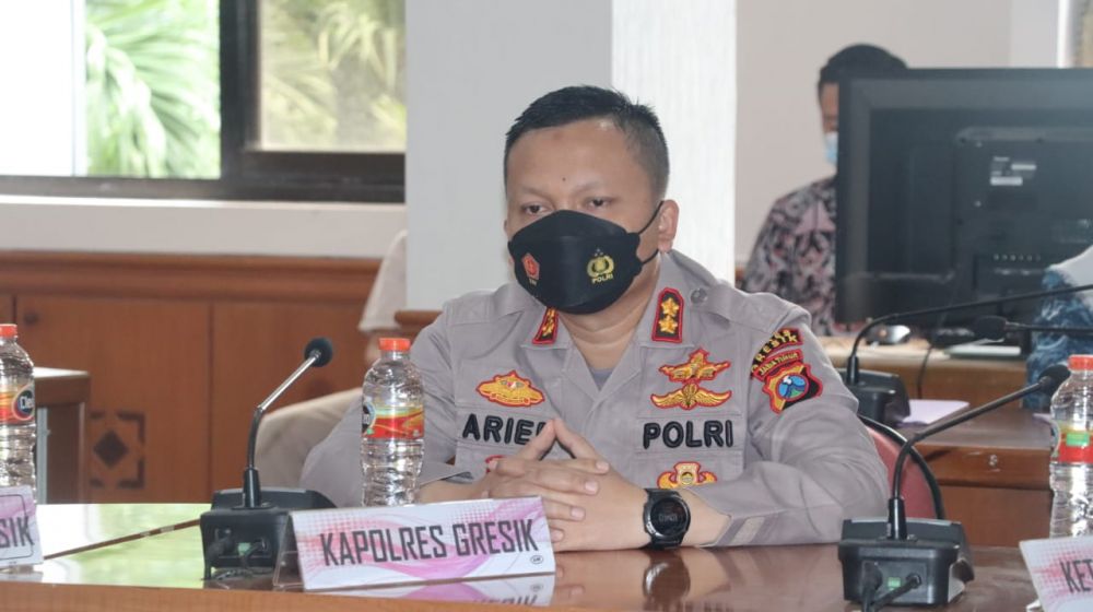 Kapolres Gresik AKBP Arief Fitrianto saat mengikuti Rakor dalam rangka evaluasi tekan penyebaran Covid-19