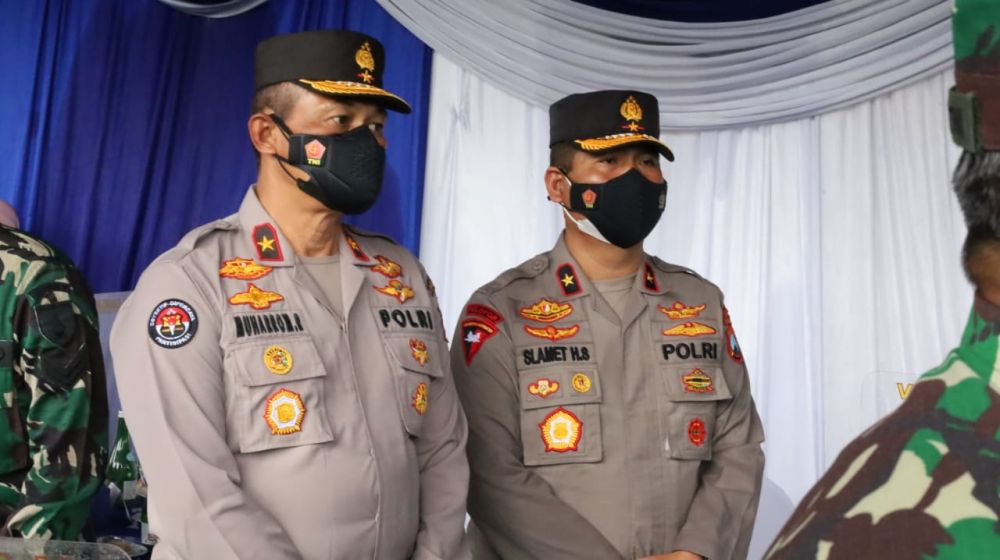 Kakor Sabhara dan KASAL Tinjau Vaksin Pekerja Pelabuhan Tanjung Perak