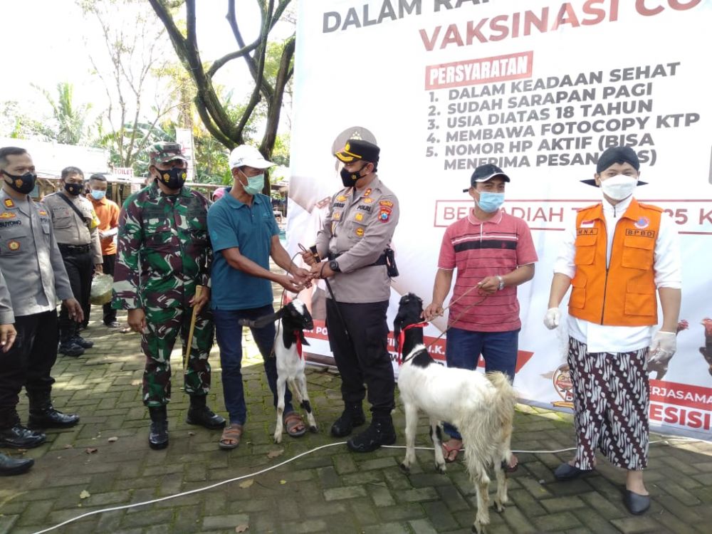 Kapolres Trenggalek saat memberikan kenang-kenangan Vaksin Covid-19 berupa kambing