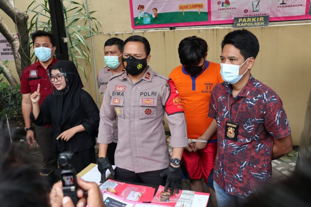 Kapolsek Manyar Gresik Iptu Bima Sakti Pria Laksana saat amankan tersangka dan barang bukti