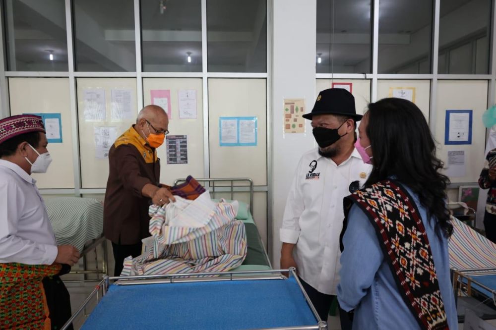 Ketua DPD RI saat mengunjungi klinik kesehatan universitas Citra Bangsa Kupang beberapa waktu lalu