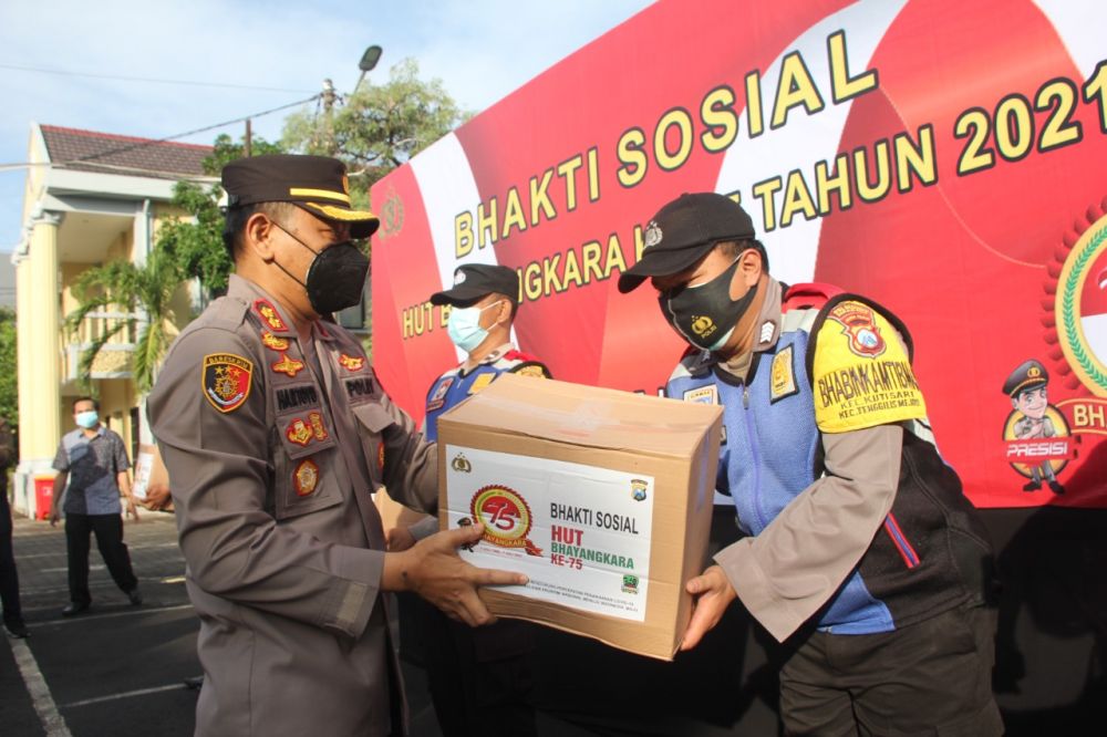 Wakapolretabes Surabaya AKBP Hartoyo saat memberikan sembako yang akan di salurkan ke masyarakat terdampak wabah Covid-19