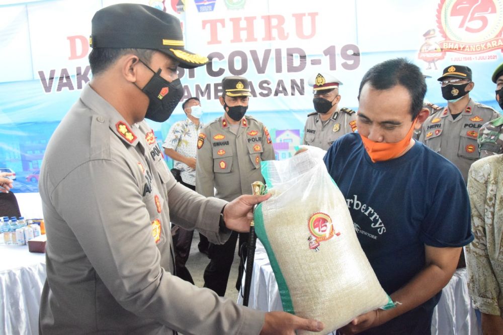Kapolres Pamekasan AKBP Apip Ginanjar saat memberikan bantuan kepada masyarakat terdampak wabah Covid-19