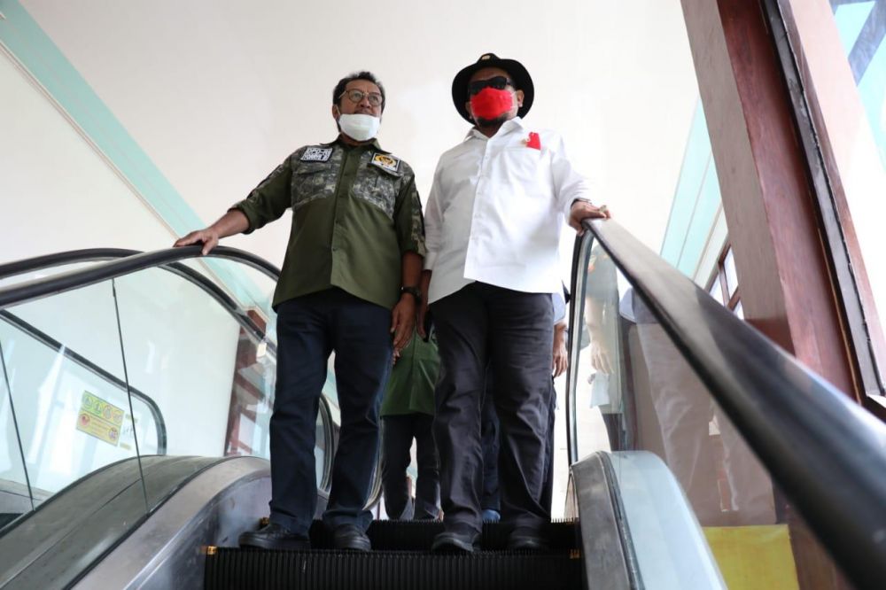 Ketua DPD RI bersama ketua komite ll DPD RI Yorrys Raweyai dalam sebuah acara di Jayapura, Papua