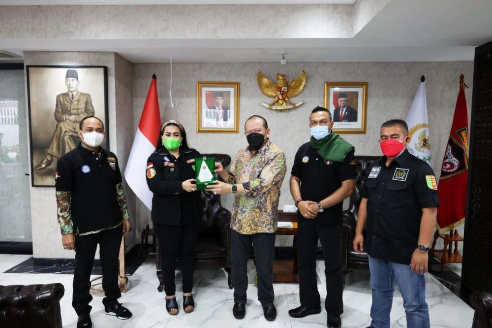 Ketua DPD RI AA LaNyalla Mahmud Mattalitti mendapat penghargaan Mata Kobra dari Nyai Jingga Samudra
