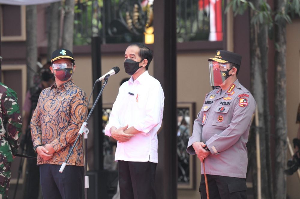 Presiden di dampingi Kapolri, Panglima TNI, Menteri Kesehatan dan Kepala BNPB saat meninjau lokasi Vaksin Covid-19