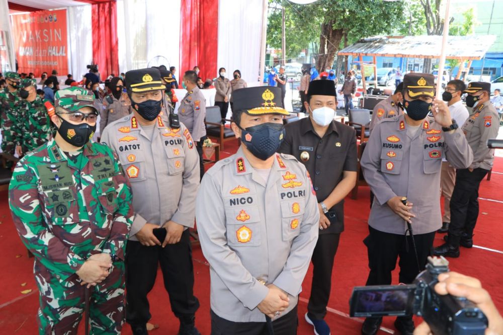 Kapolda Jatim Irjen Pol Dr Nico Afinta saat meninjau Vaksin Covid-19 di Sidoarjo