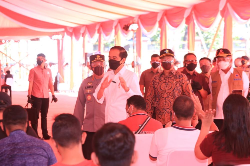 Presiden RI Joko Widodo di dampingi Kapolri Jenderal Listyo Sigit Prabowo tinjau Vaksin Covid-19