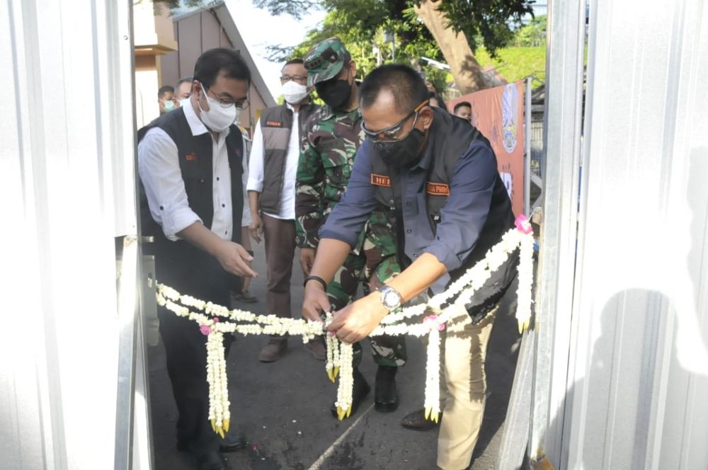Plh Sekdaprov Jatim menggunting rangkaian bunga tanda diresmikannya ruang isolasi di Asrama Haji Sukolilo
