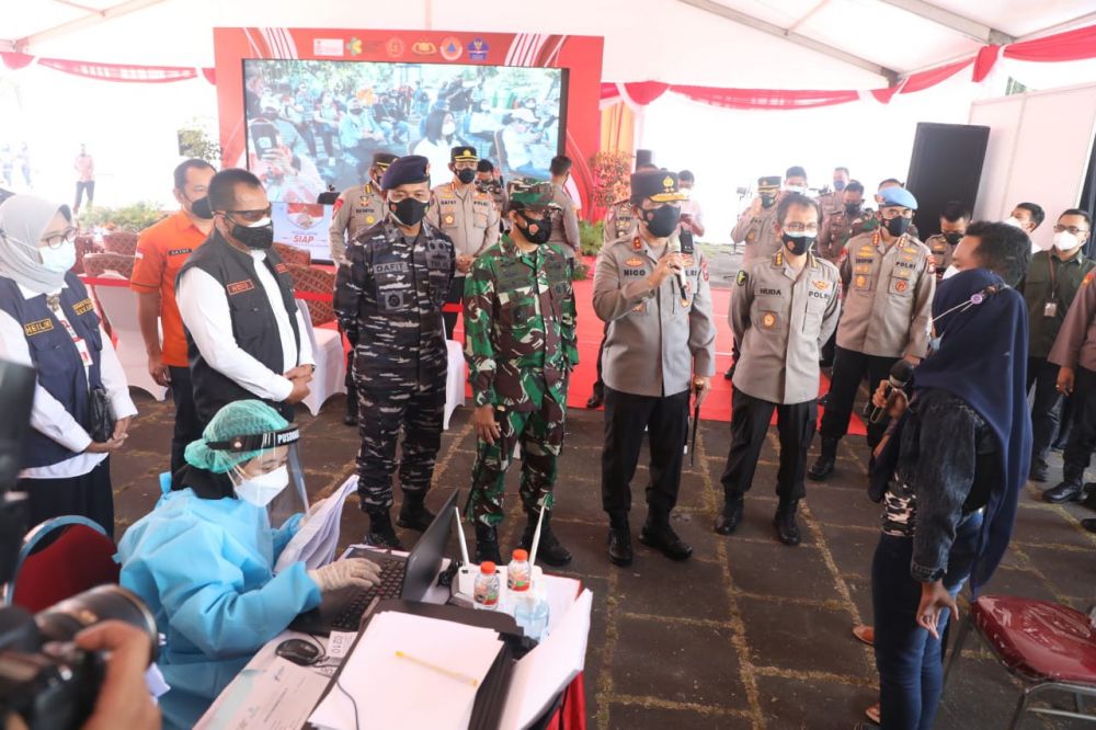 Kapolda Jatim, Sekdaprov dan Pangdam V Brawijaya tinjau Vaksin Covid-19
