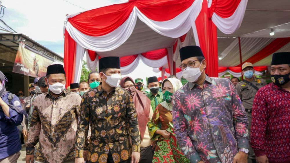 Wagub Emil Dardak saat mendampingi Mendes PDTT