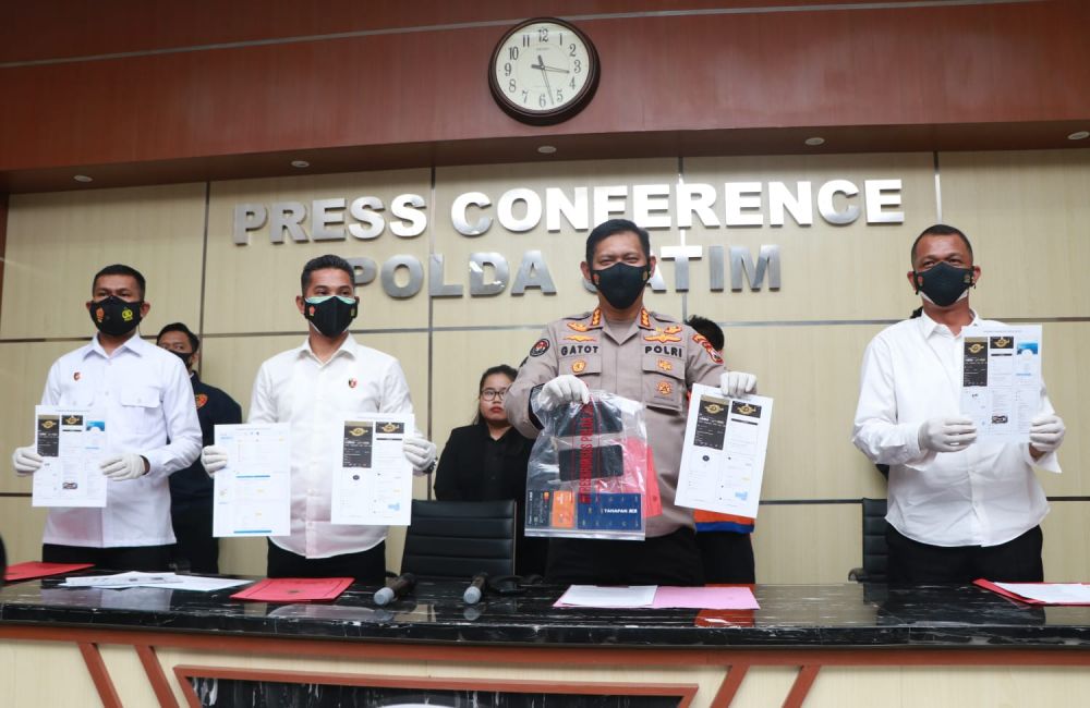 Kabid Humas Polda Jatim Kombes Pol Gatot Repli Handoko di dampingi Wadirkrimsus Polda Jatim AKBP Zulham Effendy saat menunjukkan barang bukti dan tersangka