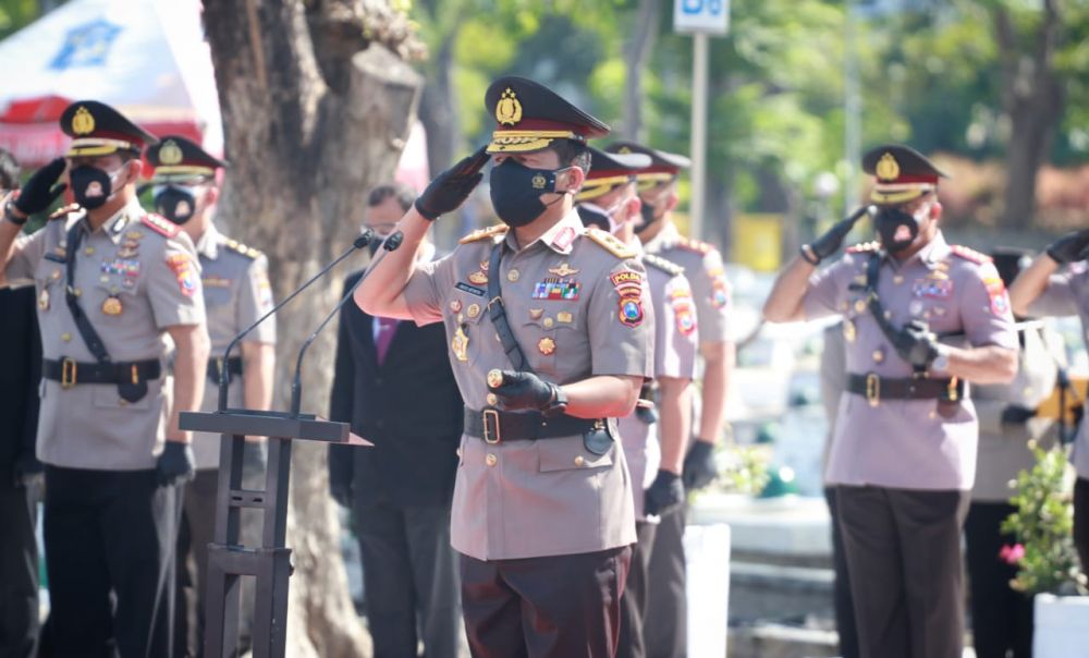 Kapolda Jatim Irjen Pol Dr Nico Afinta dalam rangka memperingati HUT Bhayangkara dengan tabur bunga di taman makam Pahlawan