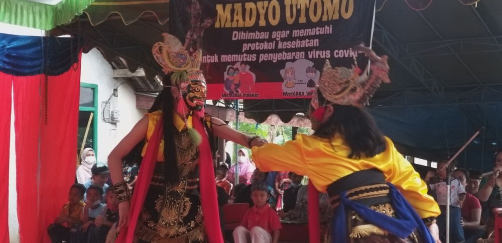 Sajian tarian topeng yang di suguhkan dalam rangka bersih deso
