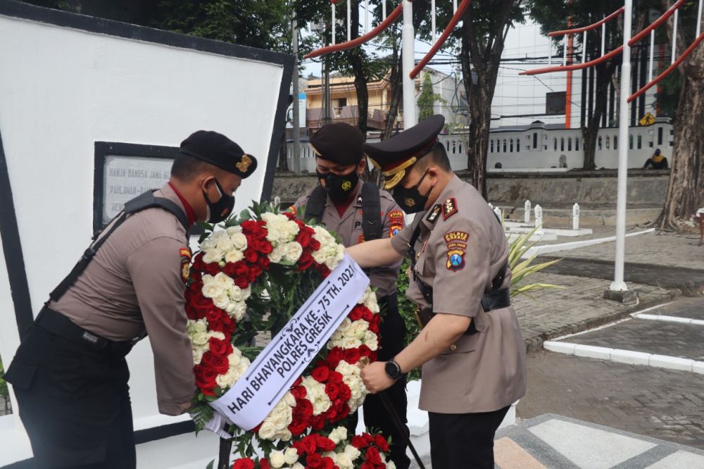 Kapolres Gresik AKBP Arief Fitrianto saat memasang karangan bunga di TMP Gresik