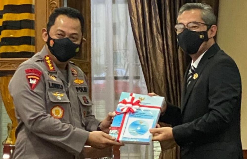 Kapolri Jenderal Polisi Listyo Sigit Prabowo saat menerima penghargaan WTP dari BPK