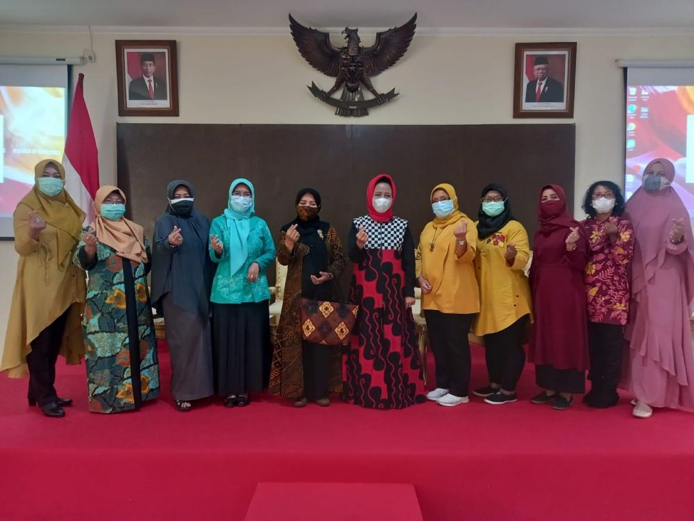 Foto bersama ibu ketua DWP dan Nyai Chomsatun