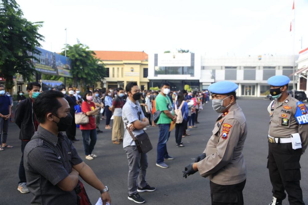 Masyarakat antusias datang ke Polrestabes Surabaya untuk vaksinasi Covid-19 dan tetap terapkan Prokes