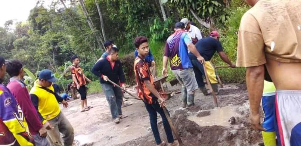 Para anggota PP bersama-sama masyarakat antusias salam perbaikan jalan Raya Desa Jingkang