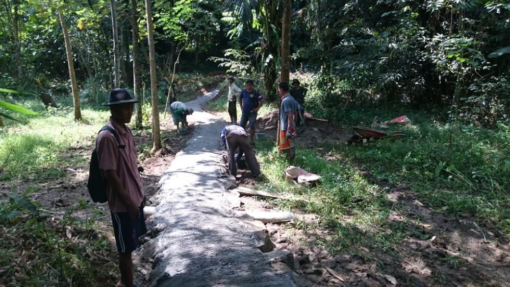 Tampak sebagian warga sedang bekerja perbaiki jalan