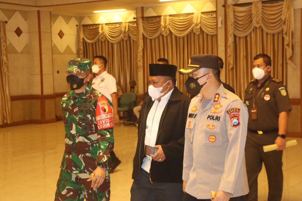 Kapolres Gresik bersama Dandim 0817 dampingi Bupati Gresik saat pelantikan pengurus KONI