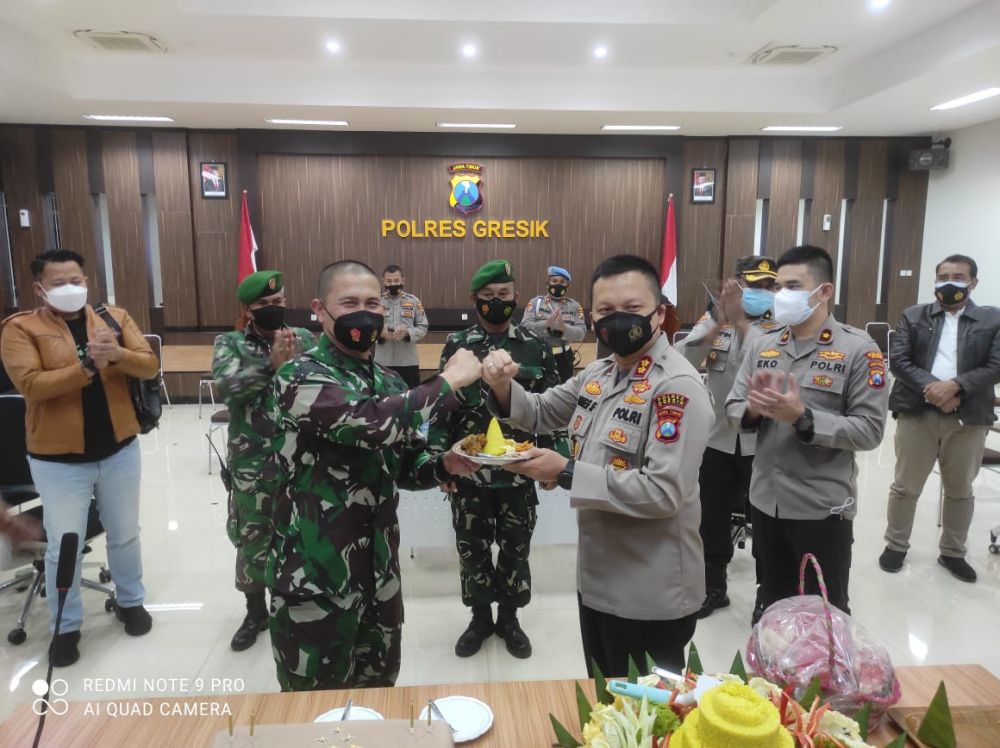 Dandim 0817 Beri Surprise Kapolres Gresik di HUT Bhayangkara ke-75