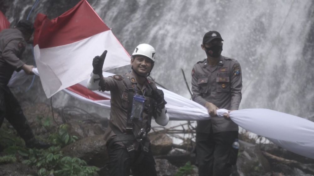 Kapolres Lumajang AKBP Eka Yekti Hananto Seno saat mengibarkan bendera merah putih