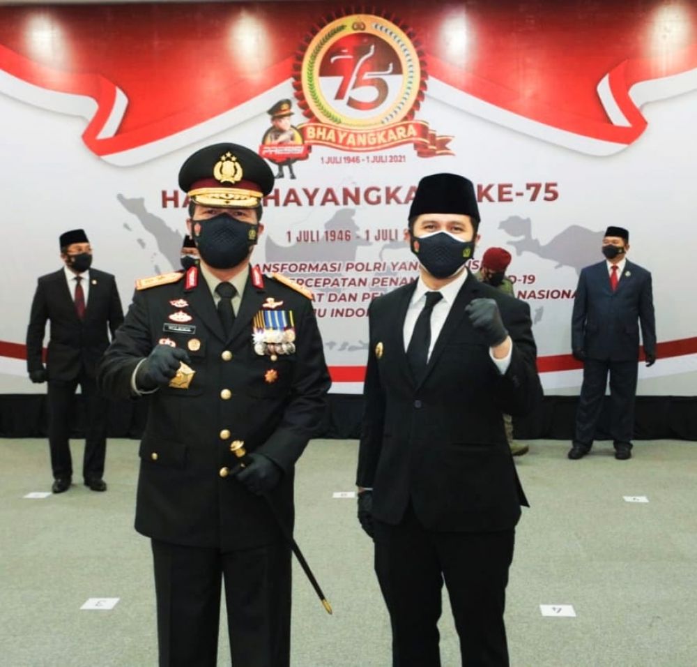 Kapolda Jatim Irjen Pol Dr Nico Afinta bersama Wagub Emil Dardak hadir dalam acara HUT Bhayangkara ke-75