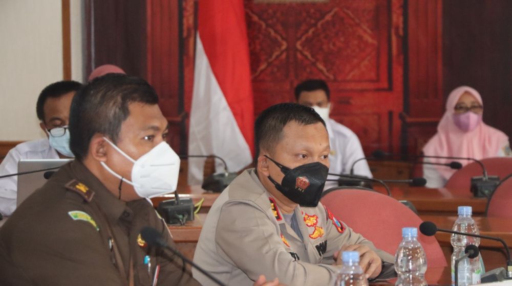Kapolres Gresik AKBP Arief Fitrianto saat mengikuti gelar rapat koordinasi monitoring dan evaluasi kasus Covid-19