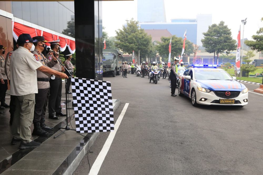 Polda Jatim berangkatkan mobil Patroli Show Of Force penerapan PPKM Darurat