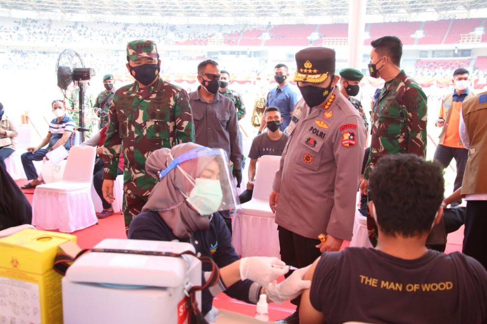 Kapolri dan Panglima TNI saat meninjau Vaksin Covid-19 massal di SUGBK