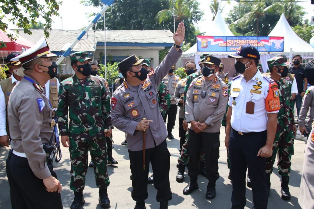 Kapolri dan Panglima TNI saat tinjau lokasi PPKM Darurat dan Vaksinasi