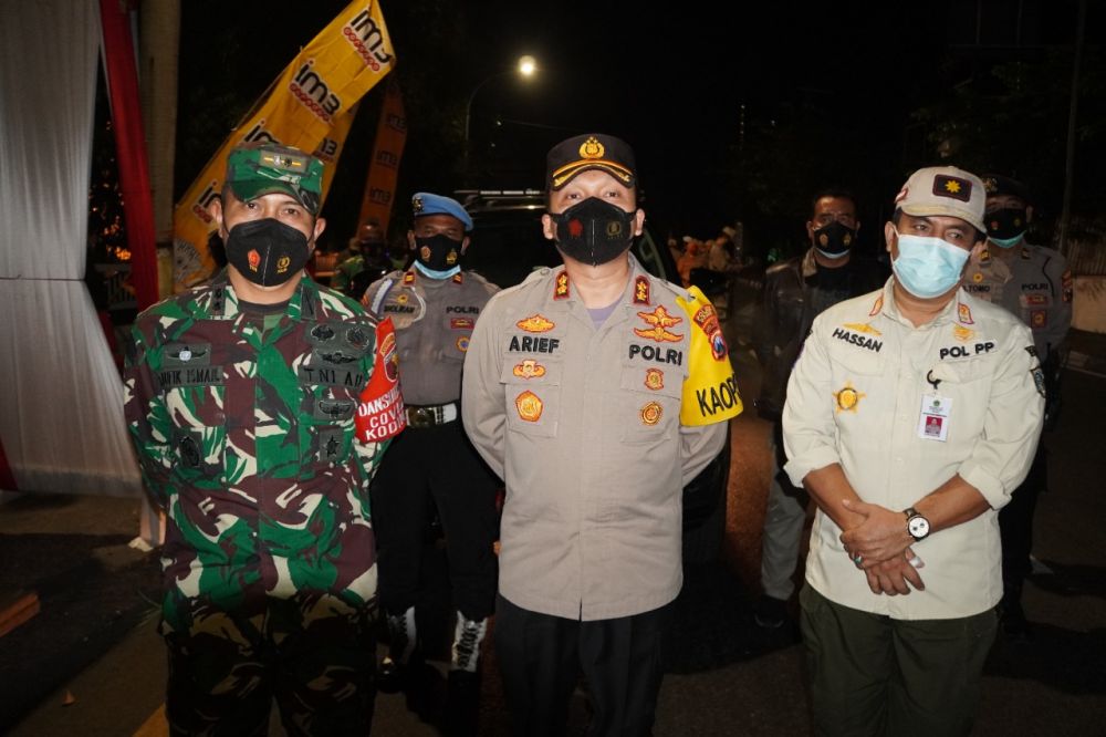 Kapolres Gresik, Dandim 0817 dan Kasatpol-PP saat meninjau lokasi malam pertama PPKM Darurat