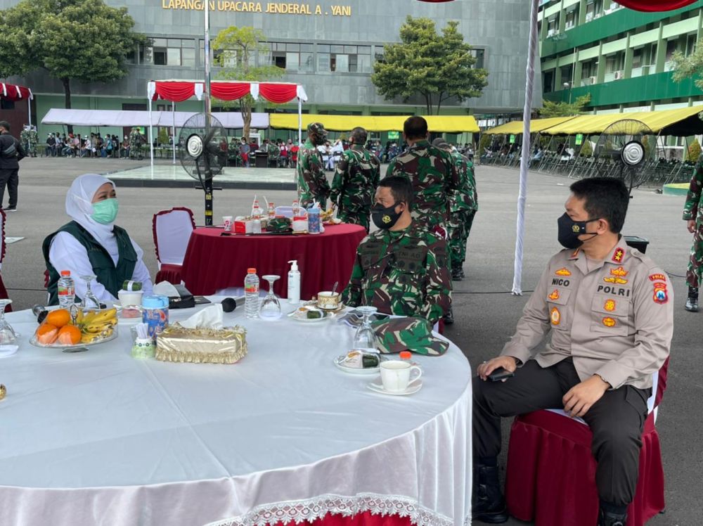 Gubernur Jatim Khofifah Indar Parawansa, Kapolda Jatim Irjen Pol Dr Nico Afinta dan Pangdam V Brawijaya Mayjen TNI Suharyanto sesaat setelah kegiatan serbuan Vaksin