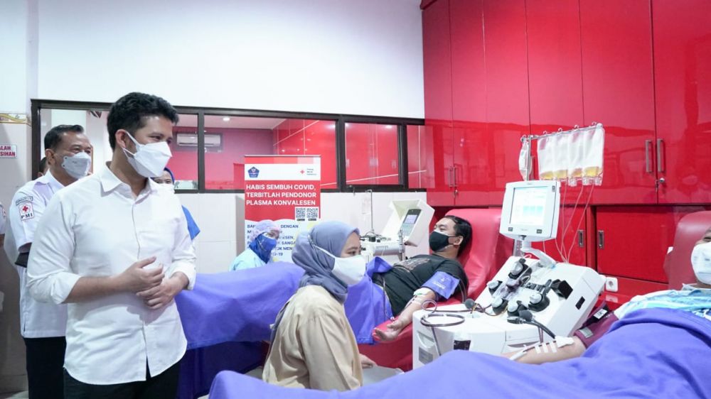 Wagub Emil Dardak saat meninjau kantor PMI untuk Donor Darah dan Donor Plasma Konvalesen