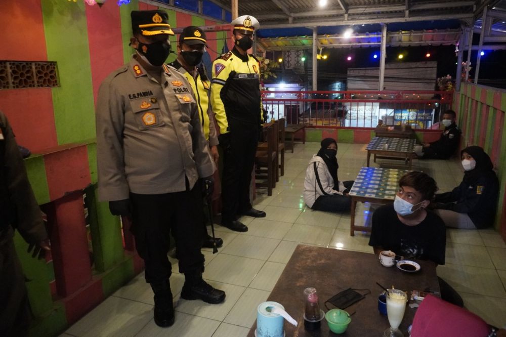 Kapolres Bojonegoro pimpin PPKM Darurat sasar Warkop dan Mall yang tidak patuh peraturan