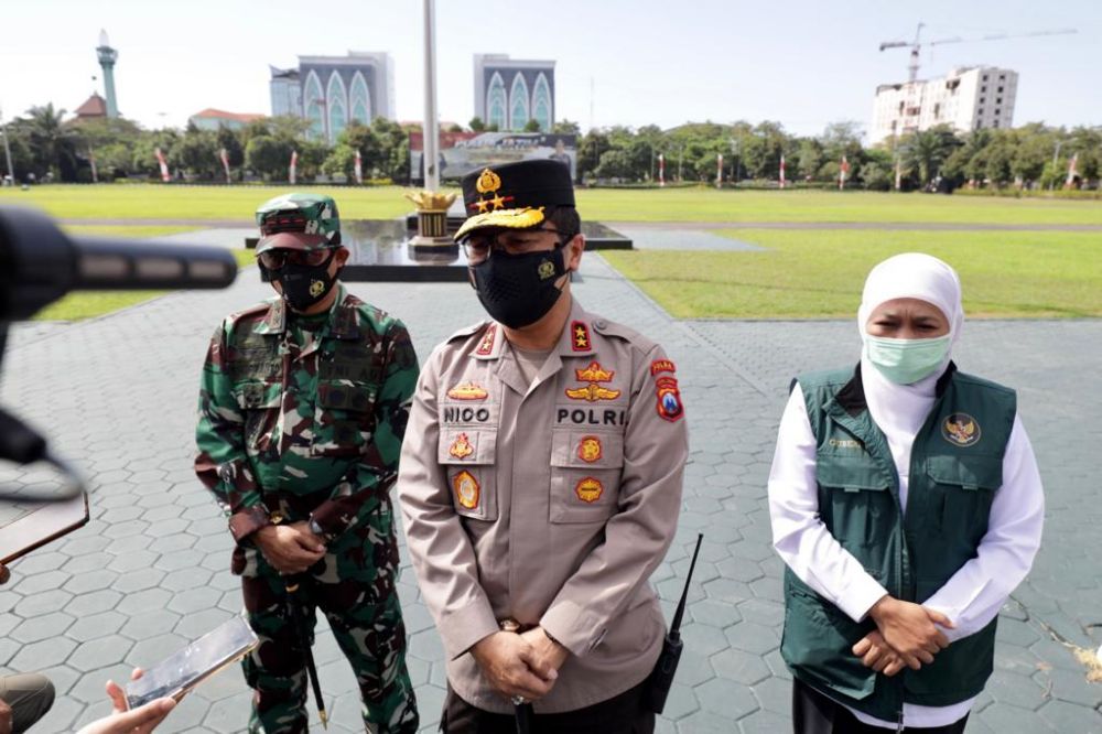 Kapolda Jatim, Pangdam V Brawijaya dan Gubernur Jatim sesaat setelah cek PPKM Darurat lewat udara