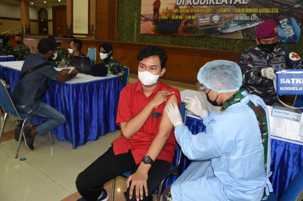Serbuan Vaksin Hari ke-2 TNI AL di Kodiklatal Peserta Membludak