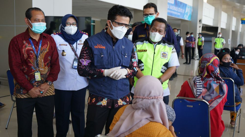 Wagub Emil Dardak saat meninjau Bandara Juanda tambah layanan vaksin Covid-19