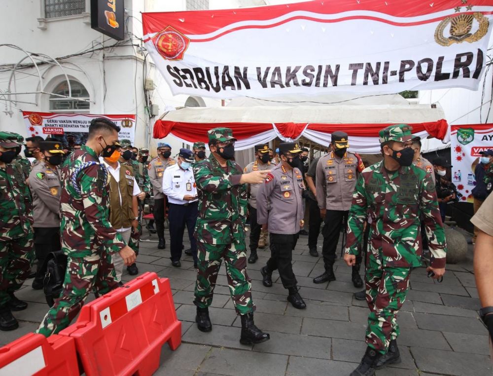 Kapolri dan Panglima TNI saat tinjau Vaksin Covid-19 di Kota Tua