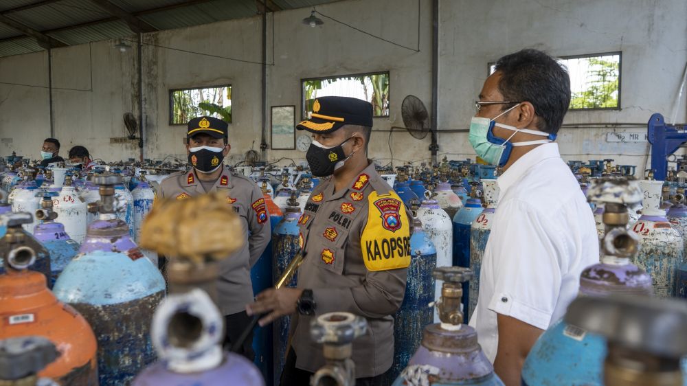 Kapolres Probolinggo AKBP Teuku Arsya Khadafi saat tinjau lokasi pengisian tabung oksigen medis