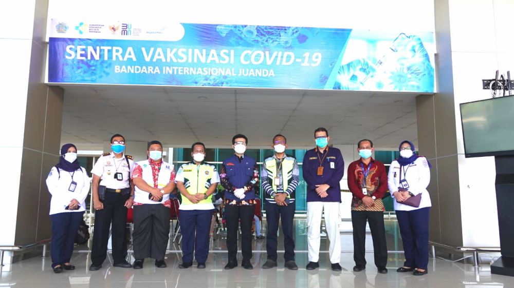 Wagub Emil Dardak tinjau Vaksin Covid-19 di T1 Bandara Juanda Sidoarjo