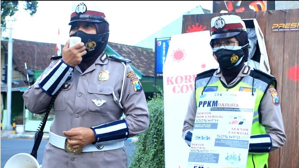 Paursubbag Humas Ipda Andrias Shinta saat memberikan sosialisasi pada masyarakat sekitar