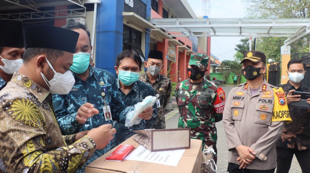 Kapolres Gresik - Forkopimda Salurkan Paket Obat dan Vitamin Covid