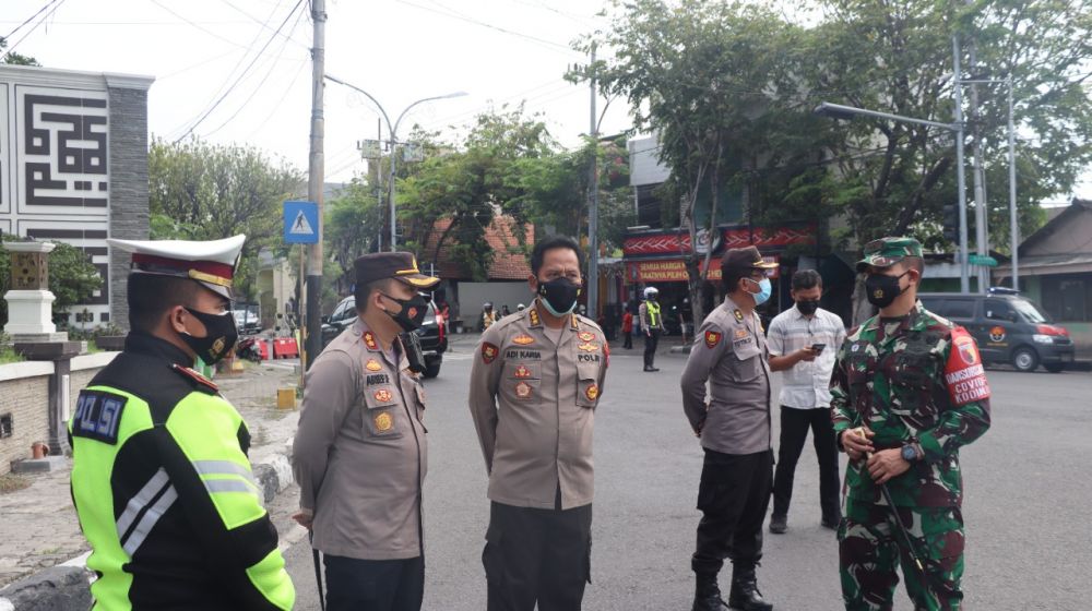 Kabidkum Polda Jatim selaku Pamatwil, Kombes Pol Adi Karian Tobing tinjau langsung penyekatan ruas jalan di Gresik didampingi Kapolres Gresik AKBP Arief Fitrianto