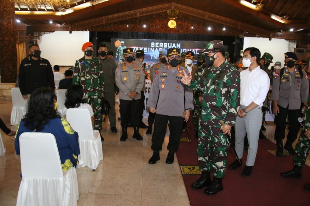 Kapolri dan Panglima TNI saat tinjau serbuan Vaksin Covid-19