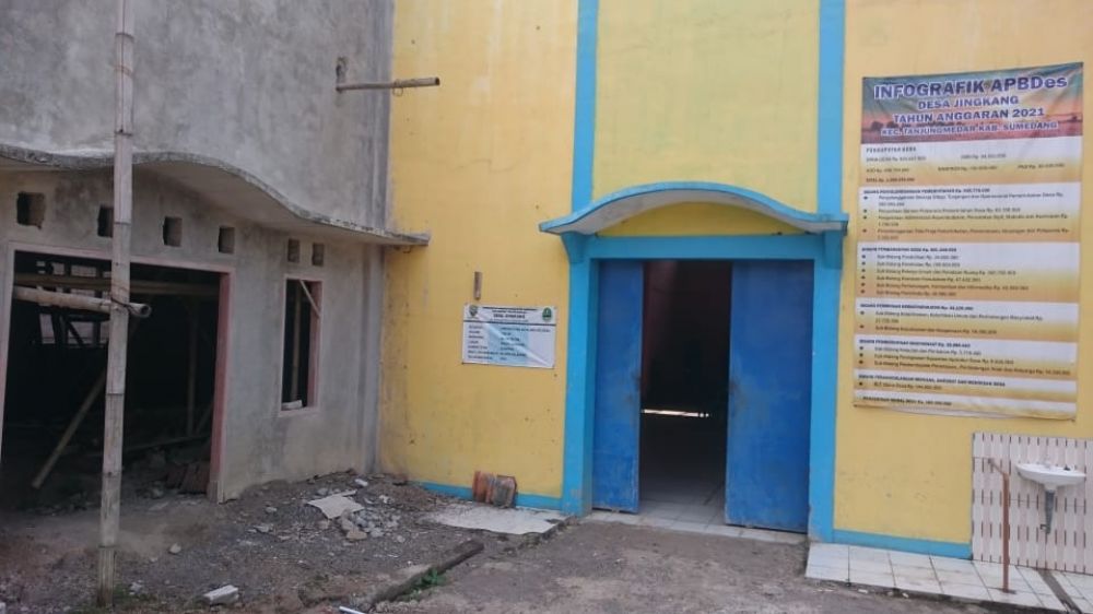 Tampak foto Banner anggaran pendapatan dan belanja desa yang terpampang didepan kantor kepala Desa jingkang