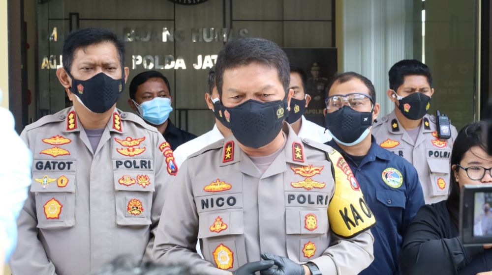 Kapolda Jatim Irjen Pol Dr Nico Afinta di dampingi Kabid Humas Polda Jatim Kombes Pol Gatot Repli Handoko saat merelease kasus penjualan obat secara tidak sah